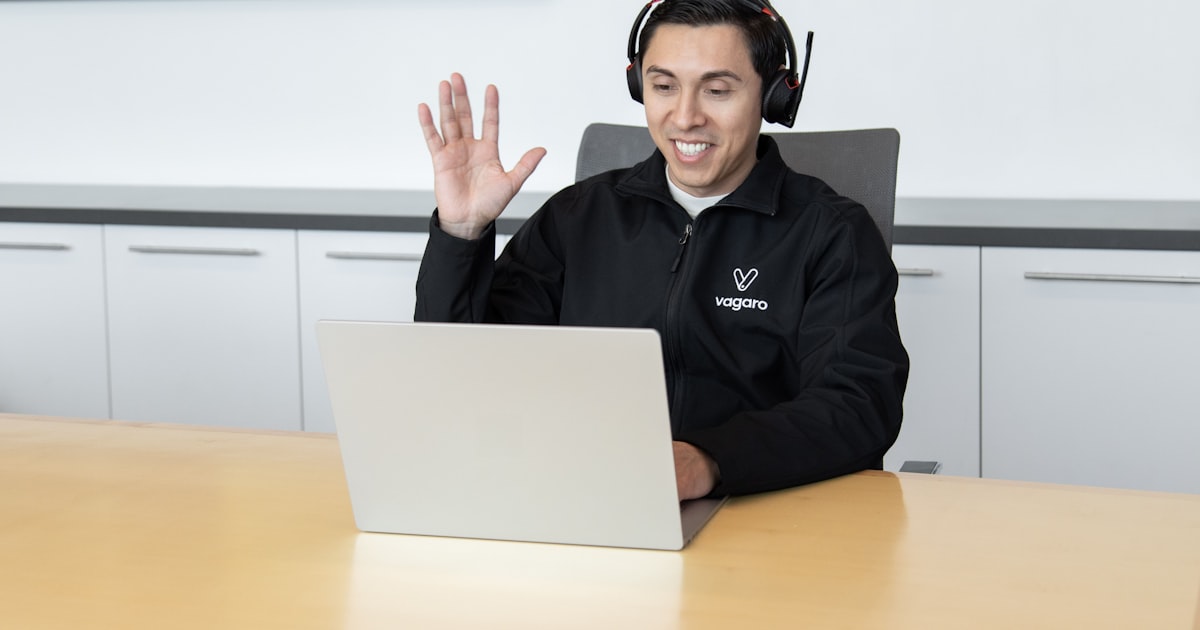 A support agent with headphones