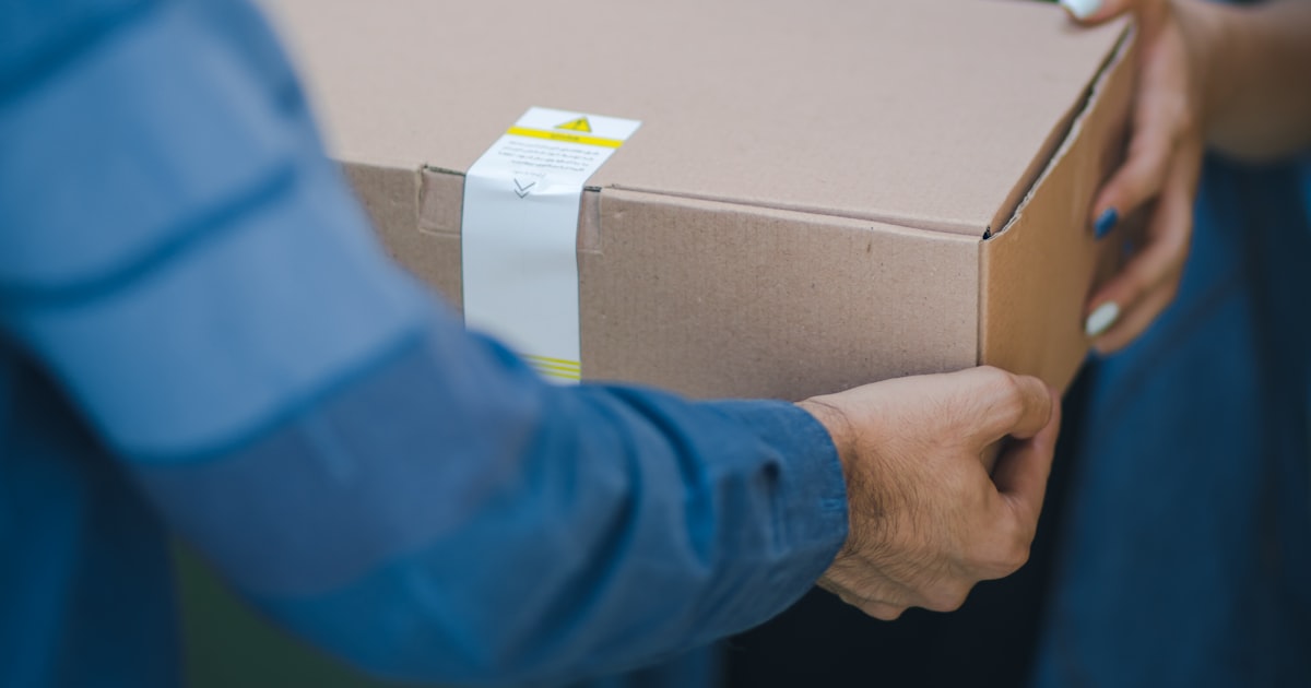 Handing over a delivery box