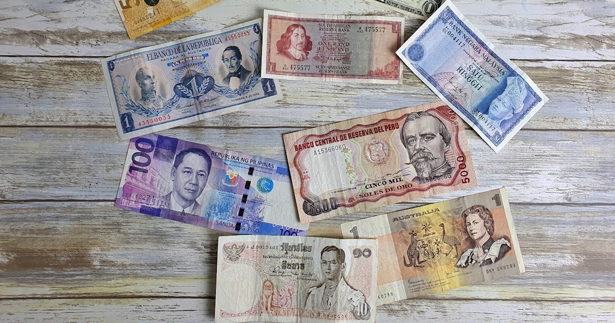 Different currencies on a table